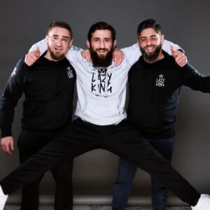 Abdoul Abdouraguimov Instagram - Les gars j'ai eu beaucoup de bon retour sur les Lazy sweat, je pense les rendre disponibles dans les prochains jours ( gris et noir ) broderie sur la manche, devant et derrière.

Merci a mon Nico pour le taf ( le meilleur de loin) 
👕@muranomarquages @murano_niko

📸@alexisgoudeau