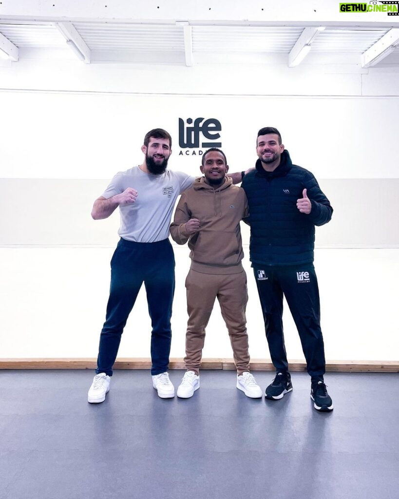Abdoul Abdouraguimov Instagram - Ce week-end nous avons eu la visite de plusieurs célébrités du monde du combat !!! D'abord @lazykingmma , le meilleur combattant de MMA 🤼‍♂️ de France 🇫🇷 et sûrement un bel avenir à l'UFC, et son coach @betoramosbjj de l'équipe De la Riva Nantes ! Merci pour la visite !!! Et succès dans votre carrière !!! #lifeacademy #friends #jiujitsu #france #bordeaux #oss #oiee @rvca_europe @shoyoroll.europe @joaoferrazbc @betoramosbjj @lazykingmma Life Academy Bordeaux