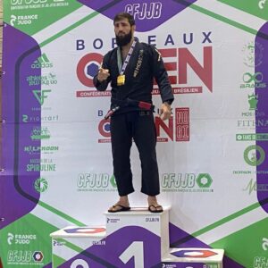 Abdoul Abdouraguimov Instagram - Compétition de jjb a bordeaux, je vais rarement en compétition à cause du MMA qui me prend beaucoup de temps mais les sensations étaient bonnes je suis revenu par quoi j'ai commencé le jiu-jitsu brésilien avec mon coach @betoramosbjj. 🤙
J'aimerais faire Inn Shaa Allah, les championnats de France...