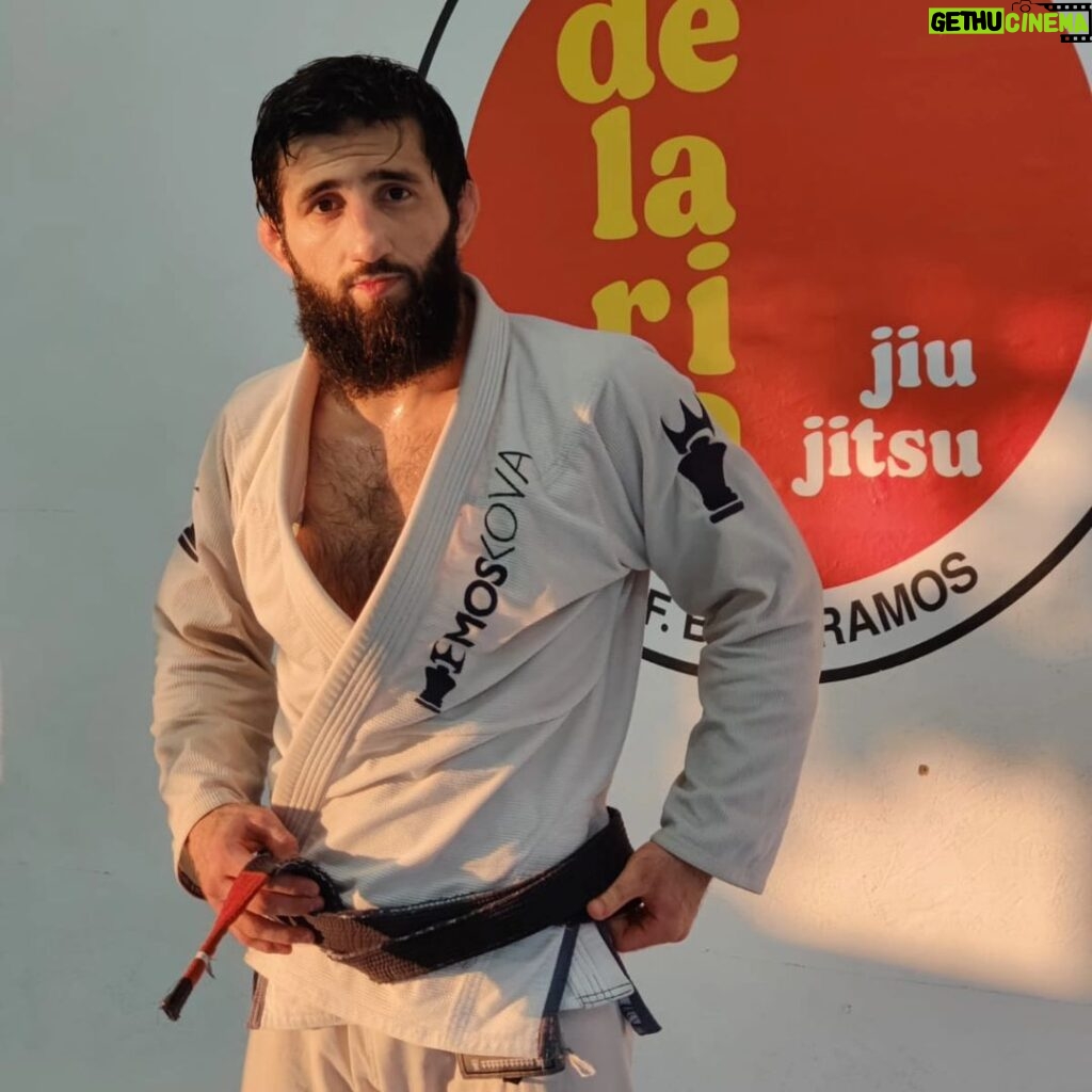Abdoul Abdouraguimov Instagram - Training... More training but LazY training. Jiu Jitsu brasileiro it's good for me so good for you! 📸 : @madnath Nantes