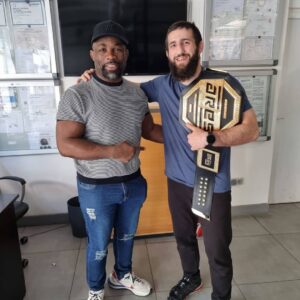 Abdoul Abdouraguimov Instagram - I got my Ares belt ! Bogoss
With the President @lopez_fernand 
@ares_fighting