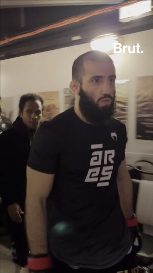 Abdoul Abdouraguimov Instagram - "J'ai peur, j'avoue. J'accepte ça dans ma tête, et ça me facilite beaucoup de choses."

Comment se prépare-t-on mentalement à entrer dans une cage de MMA ? On a suivi @lazykingmma avant son combat pour le titre de champion poids welters de l'ARES Fighting Championship.