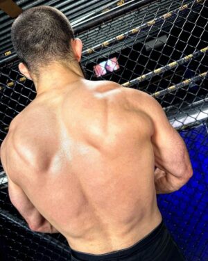 Abdoul Abdouraguimov Instagram - Le physique du @lazykingmma après la recharge +10kg.

Nous avons réalisé des tests physiques pour mesurer ses performances post cutting.
Les résultats sont plus que concluants. Hâte de le voir évoluer dans cette catégorie.
Le monstre arrive 😊
#mma #ufc #sport #combat #entrainement #sports #trainings #fight #lazyking #musculation #preparation