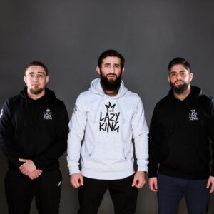 Abdoul Abdouraguimov Instagram - Les gars j'ai eu beaucoup de bon retour sur les Lazy sweat, je pense les rendre disponibles dans les prochains jours ( gris et noir ) broderie sur la manche, devant et derrière.

Merci a mon Nico pour le taf ( le meilleur de loin) 
👕@muranomarquages @murano_niko

📸@alexisgoudeau