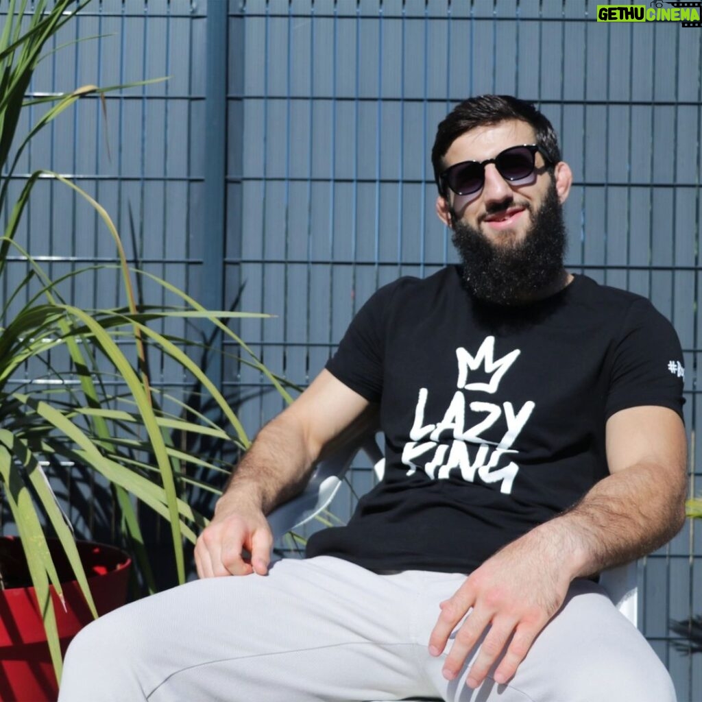 Abdoul Abdouraguimov Instagram - Nouvelle collection Bogoss mieux que Hugo Boss! Les LazY t-shirts sont disponibles sur le lien mis en bio⬆️ ( https://lazykingmma.com/) Édition limitée... 👕 : @muranomarquages 📸 : @l.adee