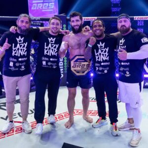 Abdoul Abdouraguimov Instagram - Voilà les gars c'est fait j'ai défendu mon royaume mon lazy trône première dans ma carrière...
C'était un combat unique par l'ampleur médiatique qui a démarré des l'annonce de ce fight face à la légende française @karlamoussou que je respecte sincèrement. Tout au long de la fight week vous avez pu voir mon respect pour lui et je n'ai pas joué un rôle, c'est pour cela j'ai pris ce fight sérieusement et je me suis préparé en conséquence.merci et bon rétablissement à lui.

Merci a mon staff qui me soutiennent techniquement et moralement par leur positivité dans toutes les situations, je me vante d'être parmis eux je les aimes énormément. Mon Mestre @betoramosbjj mon coach et ami @clementmarcou et son associé @fredfmc .(Real de Madrid) bien-sûr les macho Belkacem et Sébastien qui ont géré ça du début à la fin d'une manière déconcertante.

Je vous oublie pas aussi les gars de ma team @delariva_nantes en particulier @rs3.49 qui m'ont aidé tout au long du training camp.

Et je remercie énormément @lopez_fernand et @sarfati.benjamin qui m'ont permis de m'exprimer devant le grand public, ils me mettent dans les bonnes conditions pour que je performes il sont les grands acteurs de cette drôle d'aventure. Et c'est que le début wow!

Et bien-sûr tout mes soutiens et ceux qui ne me soutiennent pas Merci a vous sans vous il se passerai rien. Je reçois énormément de messages, je m'excuse j'essaye de répondre à tout le monde mais je suis dépassé... désolé.

Maintenant un peu de repos et c'est reparti lazy training sur Saturne 🪐

Les t-shirts Bogoss c'est @muranomarquages grand Merci à lui quel bogoss ce mec grand cœur ❤️.

📸: @alexisgoudeau 
📸: @rjpictures_ 
📸: @l.adee