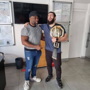 Abdoul Abdouraguimov Instagram - I got my Ares belt ! Bogoss
With the President @lopez_fernand 
@ares_fighting