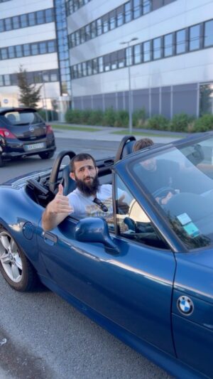 Abdoul Abdouraguimov Instagram - Osss !!!
Lazy Haircut, Lazy Bogoss prêt pour son prochain combat. 👑🦥