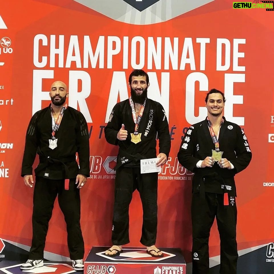 Abdoul Abdouraguimov Instagram - Retour du championnat de France avec une première place en -100kg et une deuxième place en absolut. Je suis plutôt fière de moi, des erreurs a corriger je retournes au labo aiguiser encore tout ça. C'est une bonne expérience ça me permet de rester mentalement prêt pour des compétitions de haut niveau surtout pour la suite de ma carrière en MMA. Cette première moitié d'année est plutôt bonne j'ai réussi à participer aux grande compétitions nationale ( grappling, jjb) en plus de mon combat pour la double ceinture d'Ares...Cependant l'année n'est pas finie on espère des choses plus grandes à affronter à l'avenir. El Hamdullilah☝️