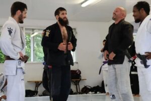 Abdoul Abdouraguimov Instagram - On se prépare, on s'entraîne, toujours dans la bonne humeur et l'échange.💙

#mmafighter #mma #bjj #bjjlifestyle