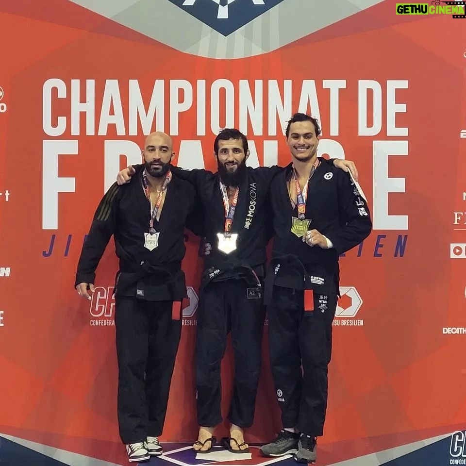 Abdoul Abdouraguimov Instagram - Retour du championnat de France avec une première place en -100kg et une deuxième place en absolut. Je suis plutôt fière de moi, des erreurs a corriger je retournes au labo aiguiser encore tout ça. C'est une bonne expérience ça me permet de rester mentalement prêt pour des compétitions de haut niveau surtout pour la suite de ma carrière en MMA. Cette première moitié d'année est plutôt bonne j'ai réussi à participer aux grande compétitions nationale ( grappling, jjb) en plus de mon combat pour la double ceinture d'Ares...Cependant l'année n'est pas finie on espère des choses plus grandes à affronter à l'avenir. El Hamdullilah☝️