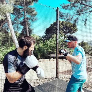 Abdoul Abdouraguimov Instagram - Super moment de partage à travers une même passion 💪
Un immense merci a @juldetp et son équipe pour le magnifique accueil 💪🙏
A très vite les amis 💪🔥 
#mma #jul #marseille #sport #boxe #boxing #entrainement #passion #partage