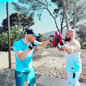 Abdoul Abdouraguimov Instagram - Super moment de partage à travers une même passion 💪
Un immense merci a @juldetp et son équipe pour le magnifique accueil 💪🙏
A très vite les amis 💪🔥 
#mma #jul #marseille #sport #boxe #boxing #entrainement #passion #partage