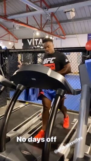 Abdul Razak Alhassan Instagram - Who wants to challenge me on table tennis next while I’m recovering lol. Been schooling all this guys 😂😂😂😂 @thedocmma step your game up lol 
#ghanaboi #tennis #tabletennis #athlete #fun #funnyvideos
