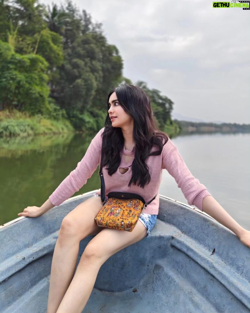 Adah Sharma Instagram - तुझे "नाव" काय आहे?🛶 What's your name and where are you from? In the comments GO ! 🫀🐊🍃🪐 📸 : 🦍