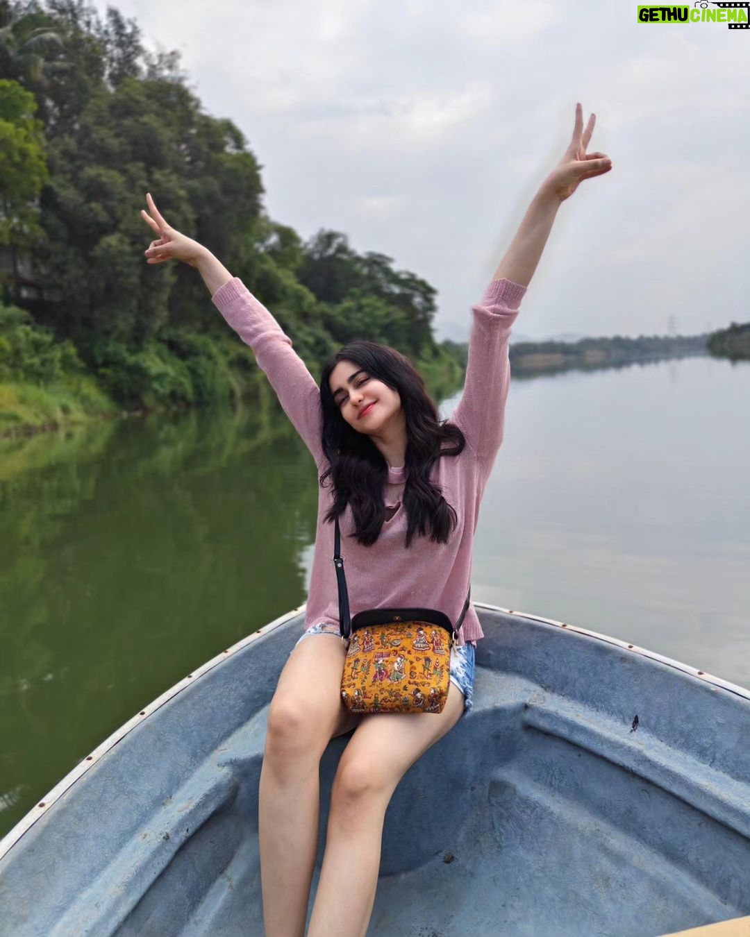 Adah Sharma Instagram - तुझे "नाव" काय आहे?🛶 What's your name and where are you from? In the comments GO ! 🫀🐊🍃🪐 📸 : 🦍