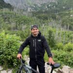 Adam Borics Instagram - 🇺🇸 First time with e-Bike. What a experience, to falling in love with e-Bikes 😅 🇭🇺 Életembe először próbáltam ki e-bike-ot. Micsoda élmény, beleszerettem egyből azt hiszem kell egy otthonra is.🙃 #ebike #bike #myprotein #dorko #unibet Vysoké Tatry
