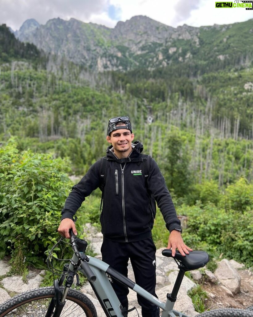 Adam Borics Instagram - 🇺🇸 First time with e-Bike. What a experience, to falling in love with e-Bikes 😅 🇭🇺 Életembe először próbáltam ki e-bike-ot. Micsoda élmény, beleszerettem egyből azt hiszem kell egy otthonra is.🙃 #ebike #bike #myprotein #dorko #unibet Vysoké Tatry