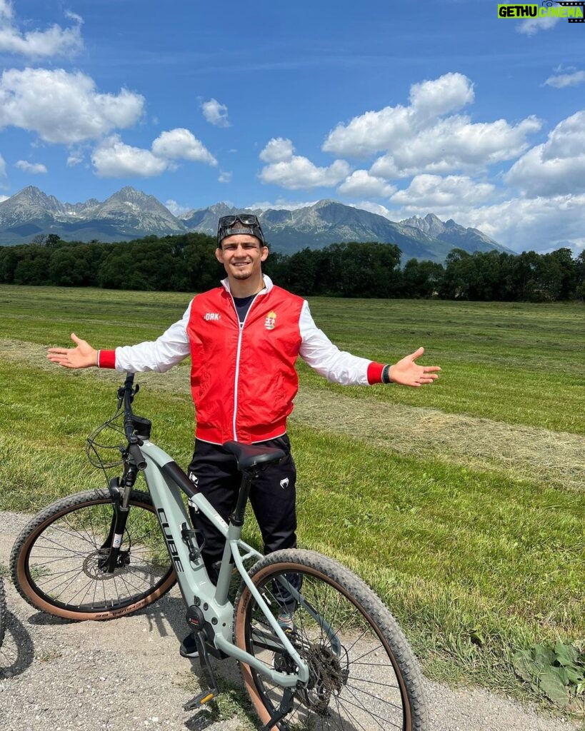 Adam Borics Instagram - 🇺🇸 First time with e-Bike. What a experience, to falling in love with e-Bikes 😅 🇭🇺 Életembe először próbáltam ki e-bike-ot. Micsoda élmény, beleszerettem egyből azt hiszem kell egy otthonra is.🙃 #ebike #bike #myprotein #dorko #unibet Vysoké Tatry