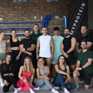 Adam Borics Instagram - 🇭🇺 A mai napon, Myprotein csapattalálkozónk volt, ahol felkérést kaptam arra, hogy egy kis ízelítőt adjak a többi sportoló számára az MMA-ból. Egy rövid kis 45 perces edzést tartottam nekik, amibe próbáltam egy kis játékosságot is belevinni. Pici földharc pici birkózás és egy pici ökölvívás. 

Én nagyon jól éreztem magam, szerintem jó sokat nevetett mindenki jó hangulatban telt ez a kis összejövetel. Ne feledjétek el szét nézni a weboldaon hisz bomba akciók vannak, link storyban vagy a bioban.
🇺🇸 Myprotein Team Hungary. It was a pleasure to introduce my lovely sport for them. Wrestling,bjj, striking, and some fun. 😅