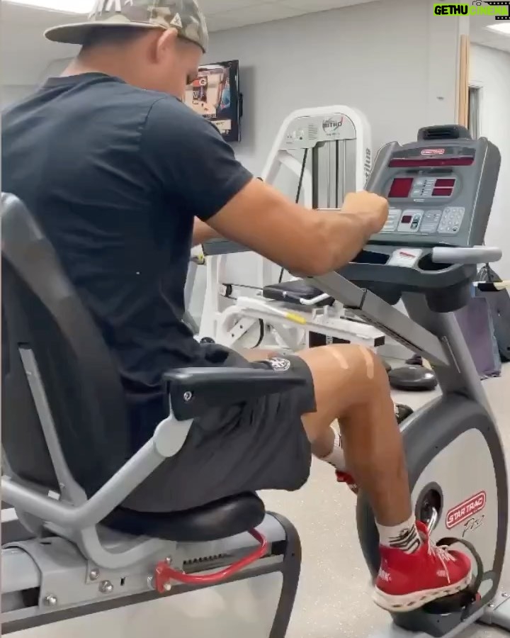 Adam Borics - 4.2K Likes - 🇺🇸 7 months ago I lost my first World Title Fight. This was the roughest preflight camp I had. A lot of things happened that people didn’t know. Later I had the first surgery of my life. It’s been a tough time for me, after 12-14 sessions / week, I couldn’t train at all. I’ve never been in this kind of situation before, but I was sure of one thing, I wanted to get back training as soon as possible. I’ve been working so hard to get healthy again, doing rehab everyday sometimes at times two times a day and using different therapies to recovery faster. I am almost there, I started with boxing, drilling, Today I kicked for the first time after 6.5 months. I’m still not 100% but we are almost there. I can’t wait to get back and get that belt! I’m hungrier than ever. The Kid 3.0 is coming! Second part of my carrier is ahead of me! Thank you for @drgelb he did an amazing job🙏
🇭🇺 Hét hónappal ezelőtt elveszítettem életem első Világbajnoki Címmérkőzését, Az ezt megelőző felkészülésem volt életem legrögösebb edzőtábora, sok dolog történt amiről az emberek nem tudnak. Később Megtörtént életem első műtétje. Kemény időszak volt számomra hiszen heti 12-14 edzés után nullára csökkent az edzések száma. Soha nem voltam ezelőtt ilyen szituációban De egy dologban biztos voltam Minél hamarabb vissza akarok térni edzésbe. Nagyon keményen dolgoztam hogy újra egészséges legyek. Mindent beleadtam a gyógytornába, néha napi kétszer is tornáztam. Mindenféle regenerációs eszközt használtam hogy a gyógyulásomat felgyorsítsam. Már majdnem ott vagyok ahol lenni szeretnék, elkezdtem boxolni, birkozni és ma hat és fél hónap után újra rúghattam. 😍 Továbbra sem vagyok még 100% de már tényleg nem sok kell. Alig várom, hogy visszatérhessek, megszerezzem azt a bizonyos övet. Éhesebb vagyok, mint valaha. The Kid 3.0 érkezik!
