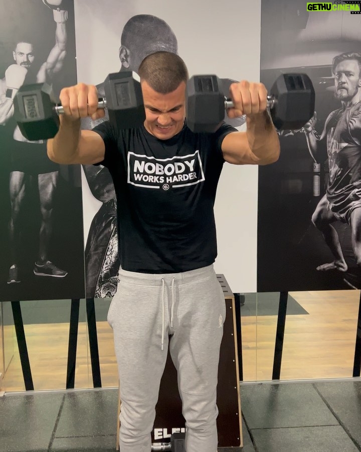 Adam Borics - 4.2K Likes - 🇺🇸 7 months ago I lost my first World Title Fight. This was the roughest preflight camp I had. A lot of things happened that people didn’t know. Later I had the first surgery of my life. It’s been a tough time for me, after 12-14 sessions / week, I couldn’t train at all. I’ve never been in this kind of situation before, but I was sure of one thing, I wanted to get back training as soon as possible. I’ve been working so hard to get healthy again, doing rehab everyday sometimes at times two times a day and using different therapies to recovery faster. I am almost there, I started with boxing, drilling, Today I kicked for the first time after 6.5 months. I’m still not 100% but we are almost there. I can’t wait to get back and get that belt! I’m hungrier than ever. The Kid 3.0 is coming! Second part of my carrier is ahead of me! Thank you for @drgelb he did an amazing job🙏
🇭🇺 Hét hónappal ezelőtt elveszítettem életem első Világbajnoki Címmérkőzését, Az ezt megelőző felkészülésem volt életem legrögösebb edzőtábora, sok dolog történt amiről az emberek nem tudnak. Később Megtörtént életem első műtétje. Kemény időszak volt számomra hiszen heti 12-14 edzés után nullára csökkent az edzések száma. Soha nem voltam ezelőtt ilyen szituációban De egy dologban biztos voltam Minél hamarabb vissza akarok térni edzésbe. Nagyon keményen dolgoztam hogy újra egészséges legyek. Mindent beleadtam a gyógytornába, néha napi kétszer is tornáztam. Mindenféle regenerációs eszközt használtam hogy a gyógyulásomat felgyorsítsam. Már majdnem ott vagyok ahol lenni szeretnék, elkezdtem boxolni, birkozni és ma hat és fél hónap után újra rúghattam. 😍 Továbbra sem vagyok még 100% de már tényleg nem sok kell. Alig várom, hogy visszatérhessek, megszerezzem azt a bizonyos övet. Éhesebb vagyok, mint valaha. The Kid 3.0 érkezik!