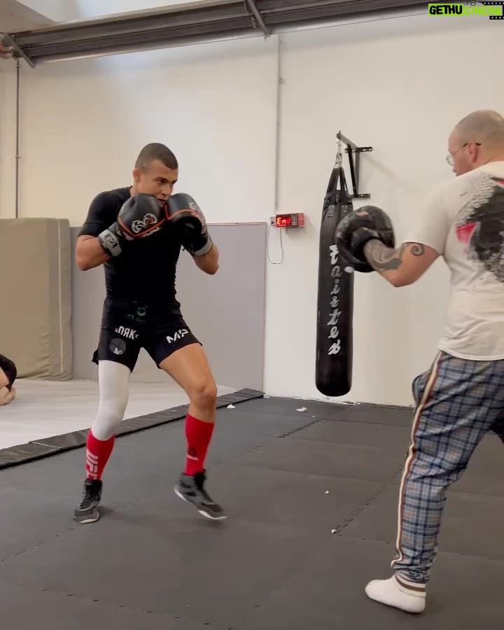 Adam Borics - 4.2K Likes - 🇺🇸 7 months ago I lost my first World Title Fight. This was the roughest preflight camp I had. A lot of things happened that people didn’t know. Later I had the first surgery of my life. It’s been a tough time for me, after 12-14 sessions / week, I couldn’t train at all. I’ve never been in this kind of situation before, but I was sure of one thing, I wanted to get back training as soon as possible. I’ve been working so hard to get healthy again, doing rehab everyday sometimes at times two times a day and using different therapies to recovery faster. I am almost there, I started with boxing, drilling, Today I kicked for the first time after 6.5 months. I’m still not 100% but we are almost there. I can’t wait to get back and get that belt! I’m hungrier than ever. The Kid 3.0 is coming! Second part of my carrier is ahead of me! Thank you for @drgelb he did an amazing job🙏
🇭🇺 Hét hónappal ezelőtt elveszítettem életem első Világbajnoki Címmérkőzését, Az ezt megelőző felkészülésem volt életem legrögösebb edzőtábora, sok dolog történt amiről az emberek nem tudnak. Később Megtörtént életem első műtétje. Kemény időszak volt számomra hiszen heti 12-14 edzés után nullára csökkent az edzések száma. Soha nem voltam ezelőtt ilyen szituációban De egy dologban biztos voltam Minél hamarabb vissza akarok térni edzésbe. Nagyon keményen dolgoztam hogy újra egészséges legyek. Mindent beleadtam a gyógytornába, néha napi kétszer is tornáztam. Mindenféle regenerációs eszközt használtam hogy a gyógyulásomat felgyorsítsam. Már majdnem ott vagyok ahol lenni szeretnék, elkezdtem boxolni, birkozni és ma hat és fél hónap után újra rúghattam. 😍 Továbbra sem vagyok még 100% de már tényleg nem sok kell. Alig várom, hogy visszatérhessek, megszerezzem azt a bizonyos övet. Éhesebb vagyok, mint valaha. The Kid 3.0 érkezik!