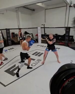 Adam Borics Instagram - 🇺🇸 7 months ago I lost my first World Title Fight.  This was the roughest preflight  camp I had. A lot of things happened that people didn’t know.  Later I had the first surgery of my life. It’s been a tough time for me, after 12-14 sessions / week, I couldn’t train at all. I’ve never been in this kind of situation before, but I was sure of one thing, I wanted to get back training as soon as possible. I’ve been working so hard to get healthy again, doing rehab everyday sometimes at times two times a day and using different therapies to recovery faster. I am almost there, I started with boxing, drilling, Today I kicked for the first time after 6.5 months. I’m still not 100% but we are almost there.  I can’t wait to get back and get that belt! I’m hungrier than ever. The Kid 3.0 is coming! Second part of my carrier is ahead of me! Thank you for @drgelb he did an amazing job🙏
🇭🇺 Hét hónappal ezelőtt elveszítettem életem első Világbajnoki Címmérkőzését, Az ezt megelőző felkészülésem volt életem legrögösebb edzőtábora, sok dolog történt amiről az emberek nem tudnak. Később Megtörtént életem első műtétje. Kemény időszak volt számomra hiszen heti 12-14 edzés után nullára csökkent az edzések száma. Soha nem voltam ezelőtt ilyen szituációban De egy dologban biztos voltam Minél hamarabb vissza akarok térni edzésbe. Nagyon keményen dolgoztam hogy újra egészséges legyek. Mindent beleadtam a gyógytornába, néha  napi kétszer is tornáztam. Mindenféle regenerációs eszközt használtam hogy a gyógyulásomat felgyorsítsam. Már majdnem ott vagyok ahol lenni szeretnék, elkezdtem boxolni, birkozni és ma hat és fél hónap után újra rúghattam. 😍 Továbbra sem vagyok még 100% de már tényleg nem sok kell. Alig várom, hogy visszatérhessek, megszerezzem azt a bizonyos övet. Éhesebb vagyok, mint valaha. The Kid 3.0 érkezik!