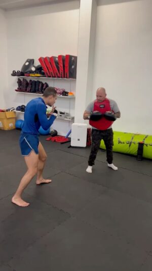 Adam Borics Instagram - 🇺🇸 7 months ago I lost my first World Title Fight.  This was the roughest preflight  camp I had. A lot of things happened that people didn’t know.  Later I had the first surgery of my life. It’s been a tough time for me, after 12-14 sessions / week, I couldn’t train at all. I’ve never been in this kind of situation before, but I was sure of one thing, I wanted to get back training as soon as possible. I’ve been working so hard to get healthy again, doing rehab everyday sometimes at times two times a day and using different therapies to recovery faster. I am almost there, I started with boxing, drilling, Today I kicked for the first time after 6.5 months. I’m still not 100% but we are almost there.  I can’t wait to get back and get that belt! I’m hungrier than ever. The Kid 3.0 is coming! Second part of my carrier is ahead of me! Thank you for @drgelb he did an amazing job🙏
🇭🇺 Hét hónappal ezelőtt elveszítettem életem első Világbajnoki Címmérkőzését, Az ezt megelőző felkészülésem volt életem legrögösebb edzőtábora, sok dolog történt amiről az emberek nem tudnak. Később Megtörtént életem első műtétje. Kemény időszak volt számomra hiszen heti 12-14 edzés után nullára csökkent az edzések száma. Soha nem voltam ezelőtt ilyen szituációban De egy dologban biztos voltam Minél hamarabb vissza akarok térni edzésbe. Nagyon keményen dolgoztam hogy újra egészséges legyek. Mindent beleadtam a gyógytornába, néha  napi kétszer is tornáztam. Mindenféle regenerációs eszközt használtam hogy a gyógyulásomat felgyorsítsam. Már majdnem ott vagyok ahol lenni szeretnék, elkezdtem boxolni, birkozni és ma hat és fél hónap után újra rúghattam. 😍 Továbbra sem vagyok még 100% de már tényleg nem sok kell. Alig várom, hogy visszatérhessek, megszerezzem azt a bizonyos övet. Éhesebb vagyok, mint valaha. The Kid 3.0 érkezik!