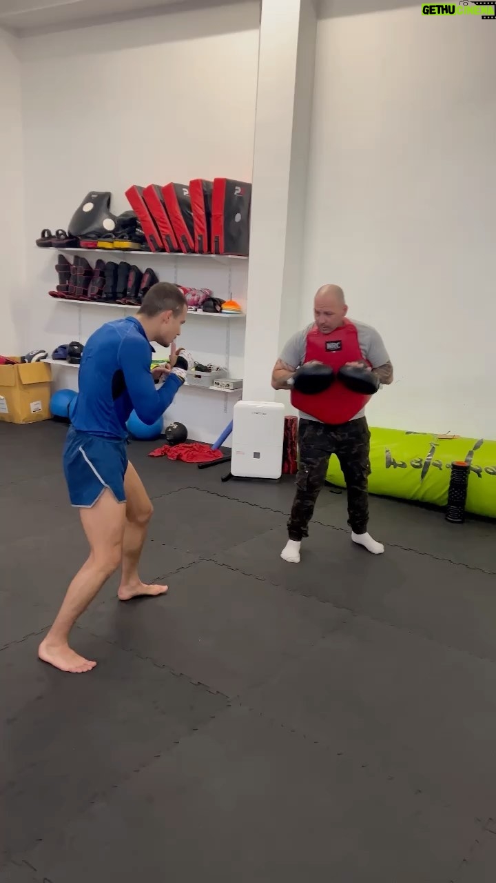 Adam Borics - 4.2K Likes - 🇺🇸 7 months ago I lost my first World Title Fight. This was the roughest preflight camp I had. A lot of things happened that people didn’t know. Later I had the first surgery of my life. It’s been a tough time for me, after 12-14 sessions / week, I couldn’t train at all. I’ve never been in this kind of situation before, but I was sure of one thing, I wanted to get back training as soon as possible. I’ve been working so hard to get healthy again, doing rehab everyday sometimes at times two times a day and using different therapies to recovery faster. I am almost there, I started with boxing, drilling, Today I kicked for the first time after 6.5 months. I’m still not 100% but we are almost there. I can’t wait to get back and get that belt! I’m hungrier than ever. The Kid 3.0 is coming! Second part of my carrier is ahead of me! Thank you for @drgelb he did an amazing job🙏
🇭🇺 Hét hónappal ezelőtt elveszítettem életem első Világbajnoki Címmérkőzését, Az ezt megelőző felkészülésem volt életem legrögösebb edzőtábora, sok dolog történt amiről az emberek nem tudnak. Később Megtörtént életem első műtétje. Kemény időszak volt számomra hiszen heti 12-14 edzés után nullára csökkent az edzések száma. Soha nem voltam ezelőtt ilyen szituációban De egy dologban biztos voltam Minél hamarabb vissza akarok térni edzésbe. Nagyon keményen dolgoztam hogy újra egészséges legyek. Mindent beleadtam a gyógytornába, néha napi kétszer is tornáztam. Mindenféle regenerációs eszközt használtam hogy a gyógyulásomat felgyorsítsam. Már majdnem ott vagyok ahol lenni szeretnék, elkezdtem boxolni, birkozni és ma hat és fél hónap után újra rúghattam. 😍 Továbbra sem vagyok még 100% de már tényleg nem sok kell. Alig várom, hogy visszatérhessek, megszerezzem azt a bizonyos övet. Éhesebb vagyok, mint valaha. The Kid 3.0 érkezik!