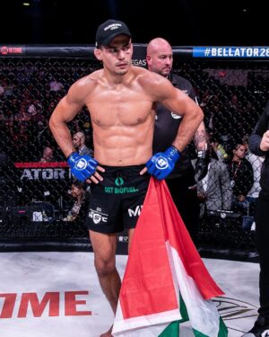 Adam Borics Instagram - 🇺🇸 1 year ago today, I Lost my first world title fight in my life. The last 12 months wasn’t easy at all, but finally I’m healthy. Soon going back to 🇺🇸 I’m super excited to get back on track. The Kid 3.0 is coming! The Story Continues ☝️
🇭🇺 Ma egy éve volt az első világbajnoki címmérkőzésem, amit elvesztettem. Ez az utolsó 12 hónap egyáltalán nem volt könnyű…, de végre egészséges vagyok, hamarosan visszatérek az Usába, hogy folytassam az utam. A Kölyök 3.0 Érkezik☝️ A Sztori folytatódik😉 bármennyire is a sok “jóakaró” már megmondta, hogy vége van 🙃