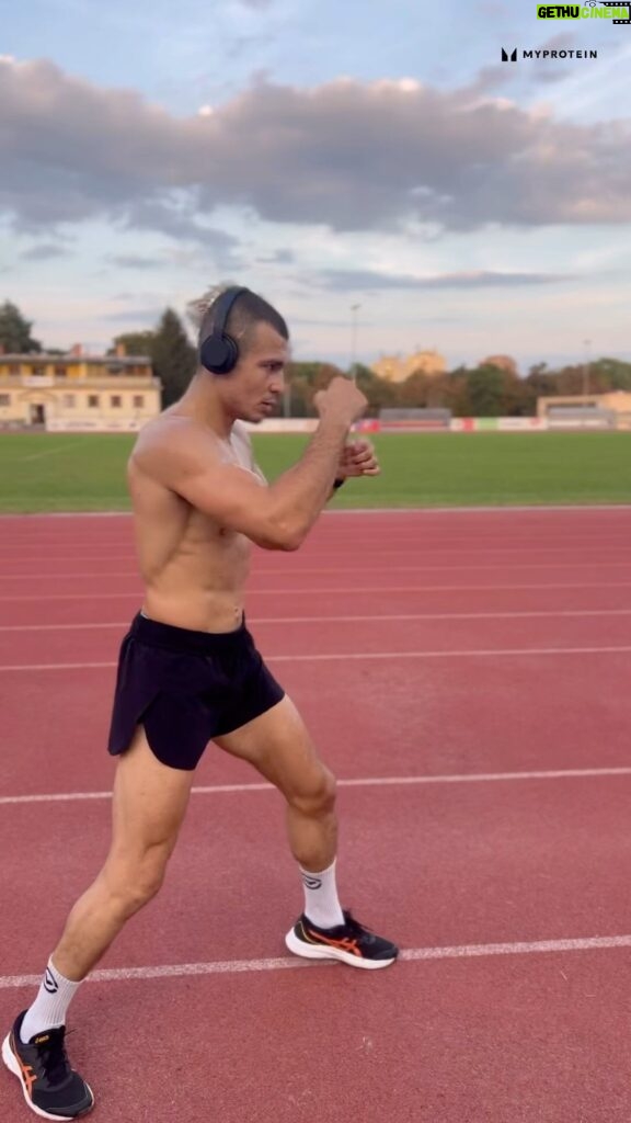 Adam Borics Instagram - 🇺🇸 Discipline Is The Key☝️ 🇭🇺 Ma 800 métereket futottam. Eleve egy nagyon kellemetlen táv, de a legrosszabb az volt, hogy egyedül kell ezeket csinálnom. Sokkal könnyebb ha van egy társad, de tudom, hogy mentálisan erősít, amikor 190 a pulzusod nem lát senki legszívesebben megállnál, de nem teszed! Ez egy igazi mentál game mint a harc! Érkezik a második felvonás☝️ #thecomeback #discipline #motivation #myprotein Eger, Hungary