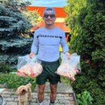 Adam Borics Instagram - Számunkra nagyon fontos a minőségi élelmiszer, sportolóként főleg nem mindegy milyen üzemanyagot tankolunk. ⛽️ igazi szabadtartású csirke volt a mai zsákmány 🐩 amég Artúr le nem nyúlja 😂 Eger, Hungary