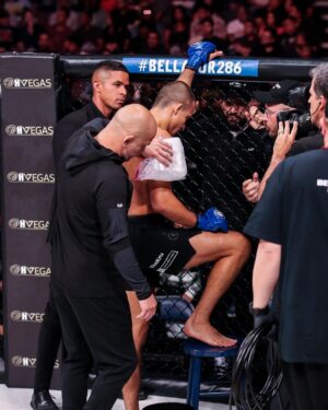 Adam Borics Instagram - 🇺🇸 1 year ago today, I Lost my first world title fight in my life. The last 12 months wasn’t easy at all, but finally I’m healthy. Soon going back to 🇺🇸 I’m super excited to get back on track. The Kid 3.0 is coming! The Story Continues ☝️
🇭🇺 Ma egy éve volt az első világbajnoki címmérkőzésem, amit elvesztettem. Ez az utolsó 12 hónap egyáltalán nem volt könnyű…, de végre egészséges vagyok, hamarosan visszatérek az Usába, hogy folytassam az utam. A Kölyök 3.0 Érkezik☝️ A Sztori folytatódik😉 bármennyire is a sok “jóakaró” már megmondta, hogy vége van 🙃