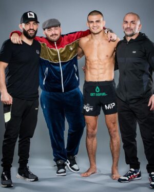 Adam Borics Instagram - 🇺🇸 1 year ago today, I Lost my first world title fight in my life. The last 12 months wasn’t easy at all, but finally I’m healthy. Soon going back to 🇺🇸 I’m super excited to get back on track. The Kid 3.0 is coming! The Story Continues ☝️
🇭🇺 Ma egy éve volt az első világbajnoki címmérkőzésem, amit elvesztettem. Ez az utolsó 12 hónap egyáltalán nem volt könnyű…, de végre egészséges vagyok, hamarosan visszatérek az Usába, hogy folytassam az utam. A Kölyök 3.0 Érkezik☝️ A Sztori folytatódik😉 bármennyire is a sok “jóakaró” már megmondta, hogy vége van 🙃