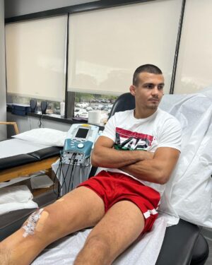 Adam Borics Instagram - 🇺🇸 1 year ago today, I Lost my first world title fight in my life. The last 12 months wasn’t easy at all, but finally I’m healthy. Soon going back to 🇺🇸 I’m super excited to get back on track. The Kid 3.0 is coming! The Story Continues ☝️
🇭🇺 Ma egy éve volt az első világbajnoki címmérkőzésem, amit elvesztettem. Ez az utolsó 12 hónap egyáltalán nem volt könnyű…, de végre egészséges vagyok, hamarosan visszatérek az Usába, hogy folytassam az utam. A Kölyök 3.0 Érkezik☝️ A Sztori folytatódik😉 bármennyire is a sok “jóakaró” már megmondta, hogy vége van 🙃