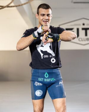 Adam Borics Instagram - 🇺🇸 1 year ago today, I Lost my first world title fight in my life. The last 12 months wasn’t easy at all, but finally I’m healthy. Soon going back to 🇺🇸 I’m super excited to get back on track. The Kid 3.0 is coming! The Story Continues ☝️
🇭🇺 Ma egy éve volt az első világbajnoki címmérkőzésem, amit elvesztettem. Ez az utolsó 12 hónap egyáltalán nem volt könnyű…, de végre egészséges vagyok, hamarosan visszatérek az Usába, hogy folytassam az utam. A Kölyök 3.0 Érkezik☝️ A Sztori folytatódik😉 bármennyire is a sok “jóakaró” már megmondta, hogy vége van 🙃