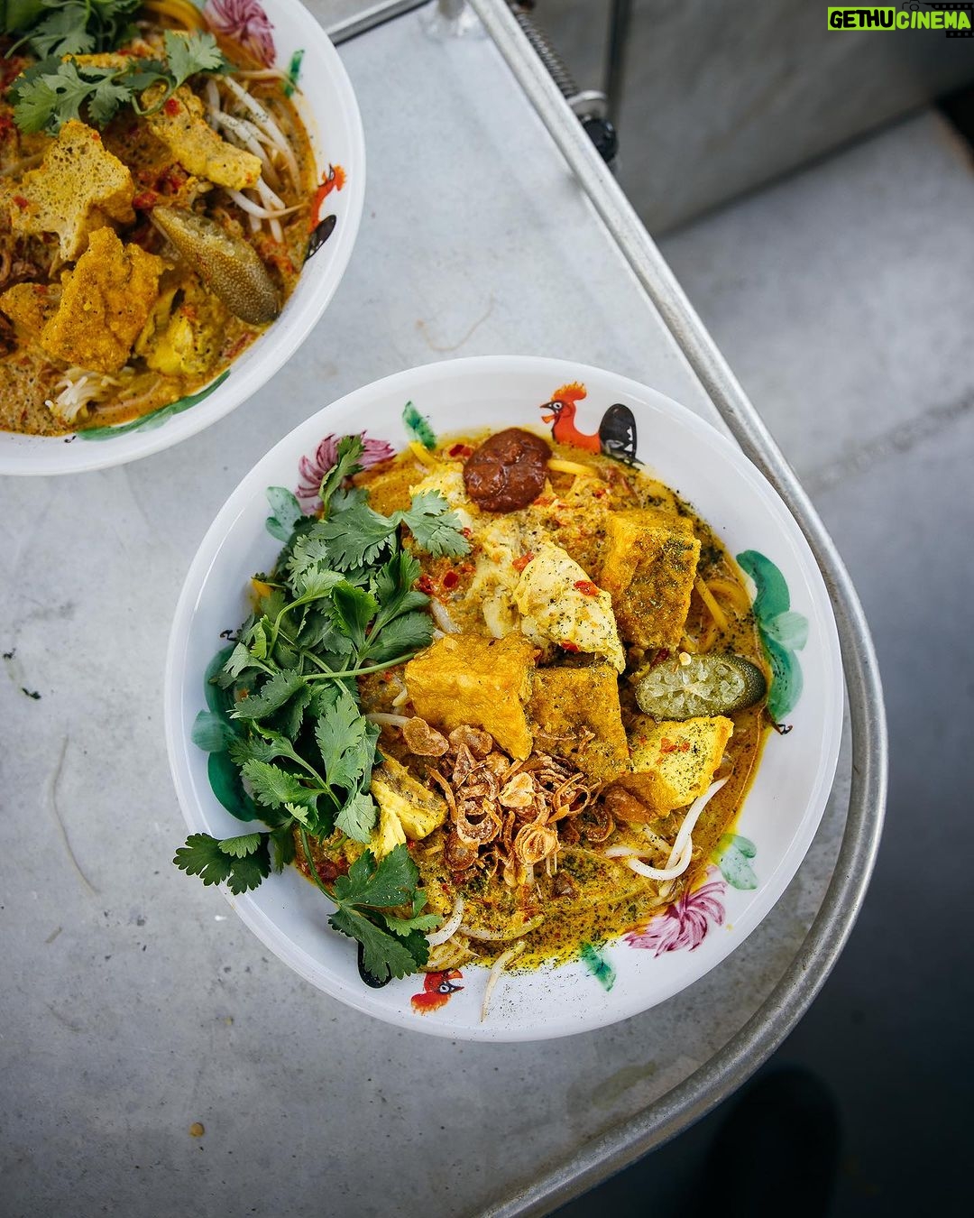 Adam Liaw Instagram - Tonight on #AdamandPoh’s Great Australia Bites we’re headed from Darwin to the stunning Kakadu to explore the three big influences of Australian food - Indigenous cuisine, colonial influence and modern multiculturalism. There’s sartees, jet skis, crocs, and pretty cool native ingredient laksa. 8pm on @SBSFood and @SBSOnDemand! @pohlingyeow @NTAustralia #NTAustralia #TourismTopEnd #SeeAustralia #holidayherethisyear