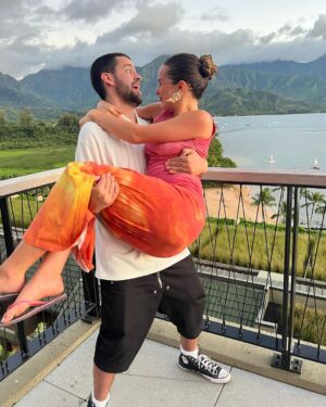 Addison Rae Instagram - hawaii💗🐚🪽🥭🥥🫚

thank you @1hotel.hanaleibay !!