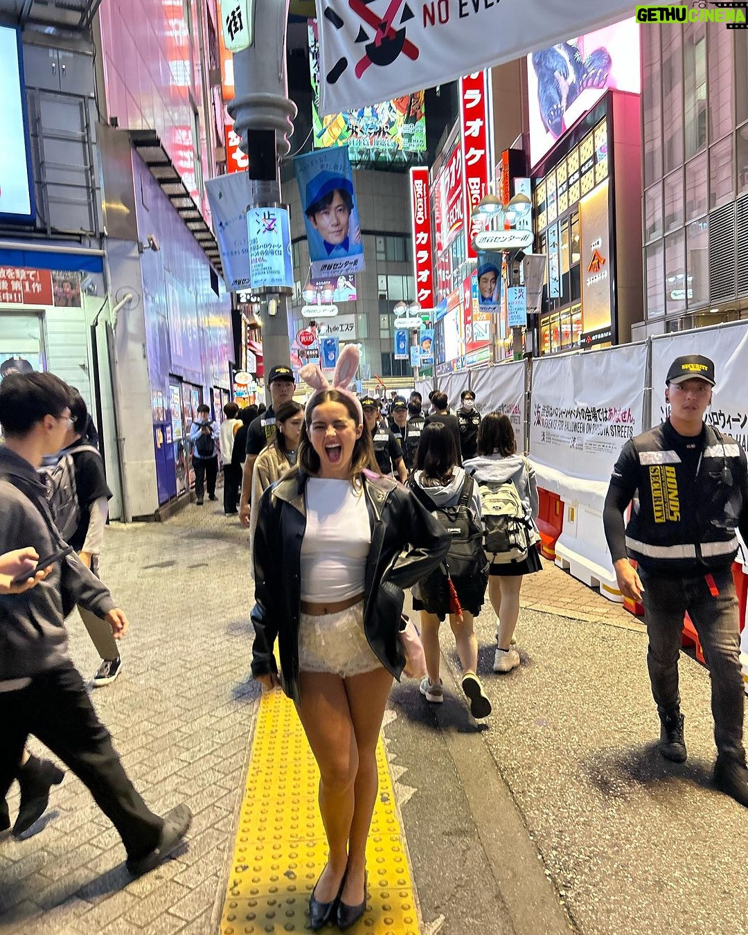 Addison Rae Instagram - all of the sweets please💗💝✨👅🪄🪩👛🍧🍰🍵🫶🏼🎀 Shinjuku Tokyo,Japan (日本东京,新宿)