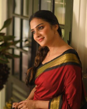 Aditi Ravi Instagram - Everything comes in time to those who can Wait.. 😊

💄 @shari_naressh_makeup 
📸 @aghoshvyshnavam_avm 
🥻 @kaithari_nesavu_sarees 

#saree #inatagram