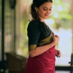 Aditi Ravi Instagram - "Class and culture, woven together." With @aditi.ravi Concept & Shot @aghoshvyshnavam_avm Actress @aditi.ravi Make up & attire codes @shari_naressh_makeup Costume @kaithari_nesavu_sarees Costume Assist- Vishnupriya #aditiravi #actress #malayalamcinema #indianattire #sareelover #traditional #makeupartist #photography