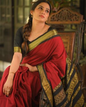 Aditi Ravi Instagram - Everything comes in time to those who can Wait.. 😊

💄 @shari_naressh_makeup 
📸 @aghoshvyshnavam_avm 
🥻 @kaithari_nesavu_sarees 

#saree #inatagram