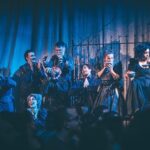 Adriana Del Claro Instagram - Um ano de Sweeney Todd Brasil no @033rooftop como foi lindo, que time de talentos!! Até hoje ouço as primeiras notas da orquestra e me emociono. Inesquecível! Só agradeço!! Especial a @zenriqdpaula @femaiamaia @simonetlcarneiro, @rodrigolombardi @andrezzamassei todo elenco, músicos, técnica, producão, patrocinadores, 033, vcs são talentosos e gigantes!! OBRIGADA!!!! Quem quer assistir de novo @sweeneytoddbrasil? 🙋‍♀️ Borboletas no estômago! Vambora atrás dos sonhos?!! Fotos do mago das lentes @stephansolon 033 Rooftop