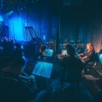 Adriana Del Claro Instagram - Um ano de Sweeney Todd Brasil no @033rooftop como foi lindo, que time de talentos!! Até hoje ouço as primeiras notas da orquestra e me emociono. Inesquecível! Só agradeço!! Especial a @zenriqdpaula @femaiamaia @simonetlcarneiro, @rodrigolombardi @andrezzamassei todo elenco, músicos, técnica, producão, patrocinadores, 033, vcs são talentosos e gigantes!! OBRIGADA!!!! Quem quer assistir de novo @sweeneytoddbrasil? 🙋‍♀️ Borboletas no estômago! Vambora atrás dos sonhos?!! Fotos do mago das lentes @stephansolon 033 Rooftop