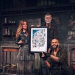 Adriana Del Claro Instagram - Um ano de Sweeney Todd Brasil no @033rooftop como foi lindo, que time de talentos!! Até hoje ouço as primeiras notas da orquestra e me emociono. Inesquecível! Só agradeço!! Especial a @zenriqdpaula @femaiamaia @simonetlcarneiro, @rodrigolombardi @andrezzamassei todo elenco, músicos, técnica, producão, patrocinadores, 033, vcs são talentosos e gigantes!! OBRIGADA!!!! Quem quer assistir de novo @sweeneytoddbrasil? 🙋‍♀️ Borboletas no estômago! Vambora atrás dos sonhos?!! Fotos do mago das lentes @stephansolon 033 Rooftop