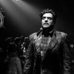 Adriana Del Claro Instagram - Um ano de Sweeney Todd Brasil no @033rooftop como foi lindo, que time de talentos!! Até hoje ouço as primeiras notas da orquestra e me emociono. Inesquecível! Só agradeço!! Especial a @zenriqdpaula @femaiamaia @simonetlcarneiro, @rodrigolombardi @andrezzamassei todo elenco, músicos, técnica, producão, patrocinadores, 033, vcs são talentosos e gigantes!! OBRIGADA!!!! Quem quer assistir de novo @sweeneytoddbrasil? 🙋‍♀️ Borboletas no estômago! Vambora atrás dos sonhos?!! Fotos do mago das lentes @stephansolon 033 Rooftop