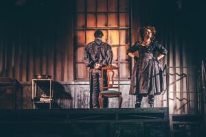 Adriana Del Claro Instagram - Sweeney Todd está indicado ao Prêmio Shell de Teatro pela brilhante cenografia de @zenriqdpaula e @eu.o.cesar Parabéns Zé e César pelo trabalho impecável e obrigada pela honra de fazer parte desse projeto pela confiança no meu trabalho e parabéns a todos desse time @sweeneytoddbrasil orgulho que  não cabe!! Ainda me beliscando!!! Estamos no Shell!!!!!!!!!! 😮😮😮❤️🥧🪒 @delclaroproducoes @033rooftop  Fotos do talentoso  @stephansolon