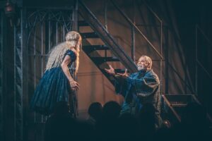 Adriana Del Claro Instagram - Sweeney Todd está indicado ao Prêmio Shell de Teatro pela brilhante cenografia de @zenriqdpaula e @eu.o.cesar Parabéns Zé e César pelo trabalho impecável e obrigada pela honra de fazer parte desse projeto pela confiança no meu trabalho e parabéns a todos desse time @sweeneytoddbrasil orgulho que  não cabe!! Ainda me beliscando!!! Estamos no Shell!!!!!!!!!! 😮😮😮❤️🥧🪒 @delclaroproducoes @033rooftop  Fotos do talentoso  @stephansolon