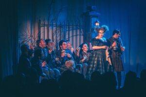 Adriana Del Claro Instagram - Sweeney Todd está indicado ao Prêmio Shell de Teatro pela brilhante cenografia de @zenriqdpaula e @eu.o.cesar Parabéns Zé e César pelo trabalho impecável e obrigada pela honra de fazer parte desse projeto pela confiança no meu trabalho e parabéns a todos desse time @sweeneytoddbrasil orgulho que  não cabe!! Ainda me beliscando!!! Estamos no Shell!!!!!!!!!! 😮😮😮❤️🥧🪒 @delclaroproducoes @033rooftop  Fotos do talentoso  @stephansolon